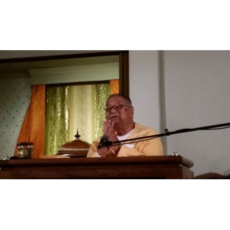 Swami Sridharananda lecturing